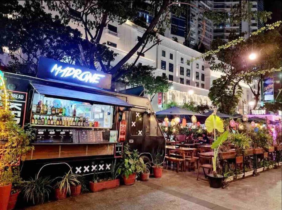 One Uptown 1br 2bed Affordable For 4,uptown Mall Linked Manila