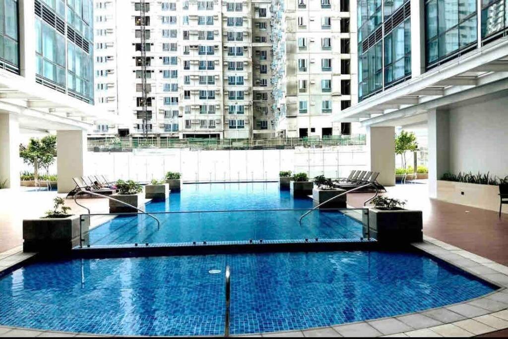 One Uptown 1br 2bed Affordable For 4,uptown Mall Linked Apartment Manila