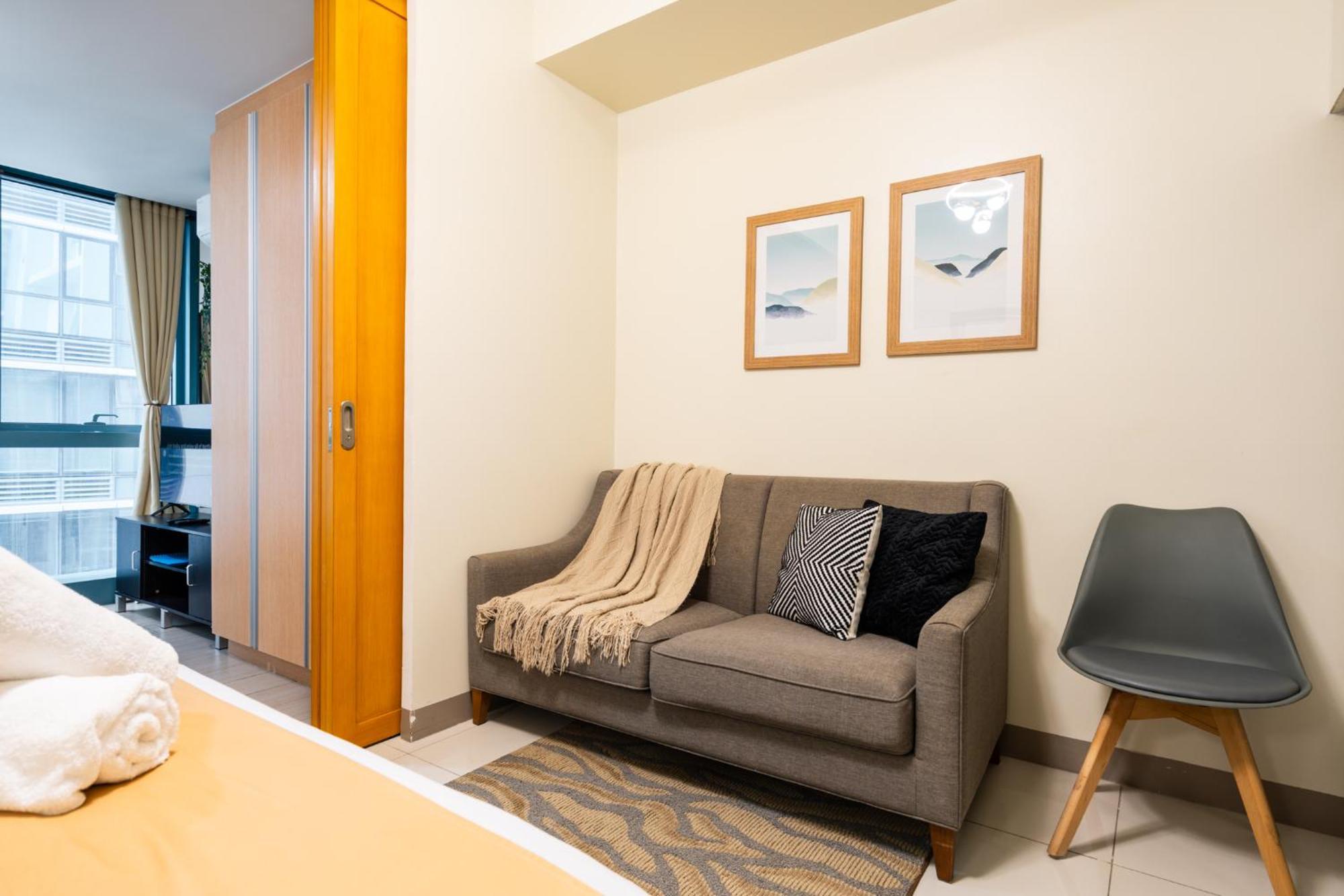 One Uptown 1br 2bed Affordable For 4,uptown Mall Linked Apartment Manila