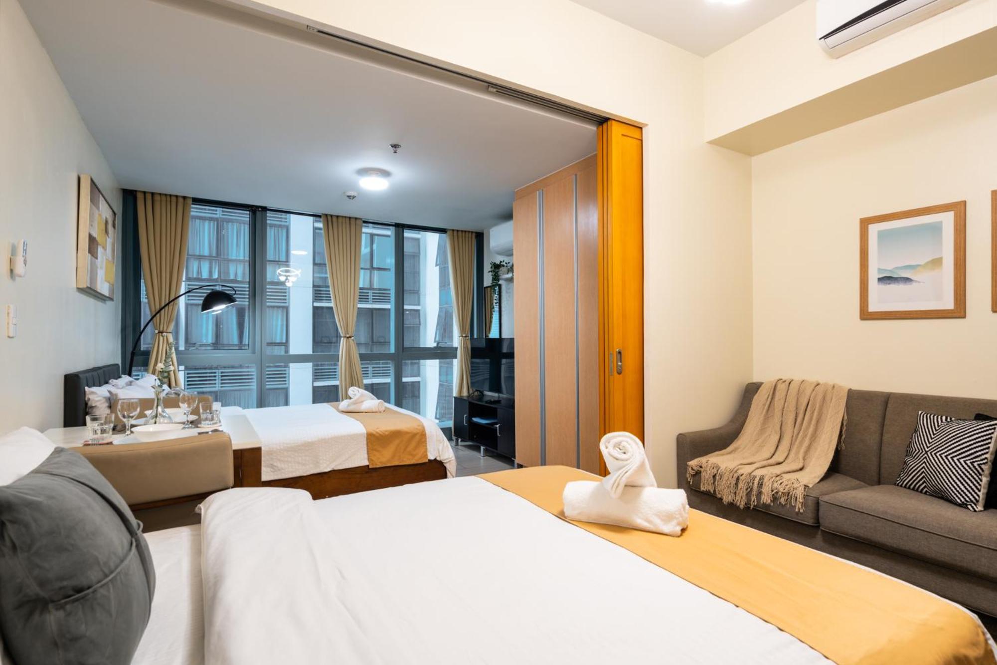 One Uptown 1br 2bed Affordable For 4,uptown Mall Linked Manila