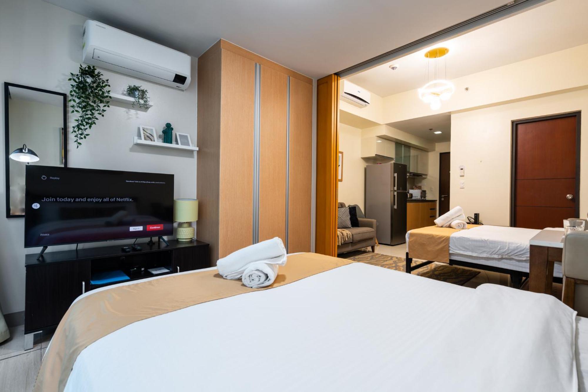 One Uptown 1br 2bed Affordable For 4,uptown Mall Linked Apartment Manila